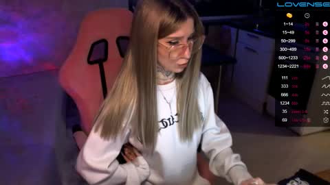 Snapshot of yngmilf_ chatting on December 2024 12:51:02 AM online show from December 2024 12:51:02 AM