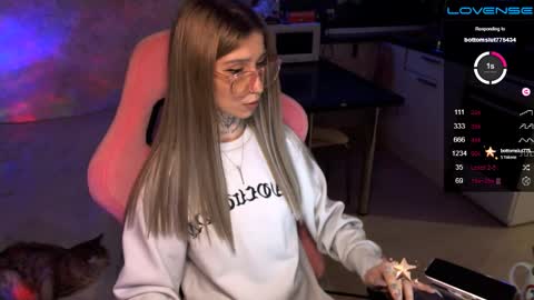 Snapshot of yngmilf_ chatting on December 2024 12:50:01 AM online show from December 2024 12:50:01 AM