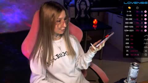 Snapshot of yngmilf_ chatting on December 2024 06:47:01 AM online show from December 2024 06:47:01 AM