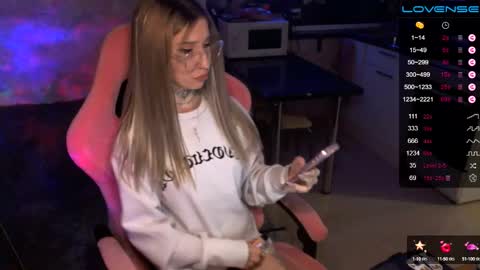 Snapshot of yngmilf_ chatting on December 2024 02:01:02 AM online show from December 2024 02:01:02 AM