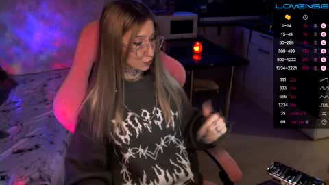 Snapshot of yngmilf_ chatting on December 2024 10:37:01 PM online show from December 2024 10:37:01 PM