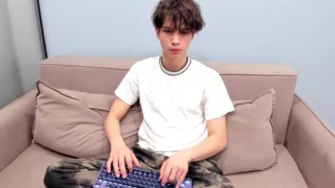 Snapshot of your_shy_guy chatting on December 2025 05:01:01 AM your_shy_guy online show from December 2025 05:01:01 AM