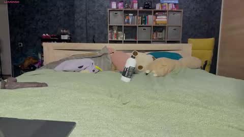 Mia online show from November 2025 03:58:02 PM