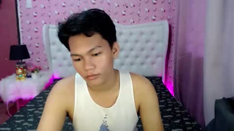 Snapshot of yourdreamboyxx chatting on September 2025 10:43:01 PM HEN online show from September 2025 10:43:01 PM