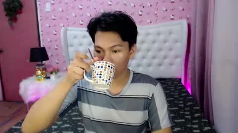 Snapshot of yourdreamboyxx chatting on September 2025 12:17:02 PM HEN online show from September 2025 12:17:02 PM