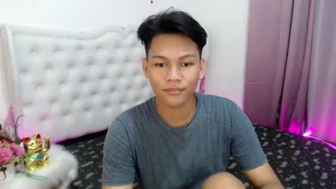 Snapshot of yourdreamboyxx chatting on October 2025 12:02:02 PM HEN online show from October 2025 12:02:02 PM