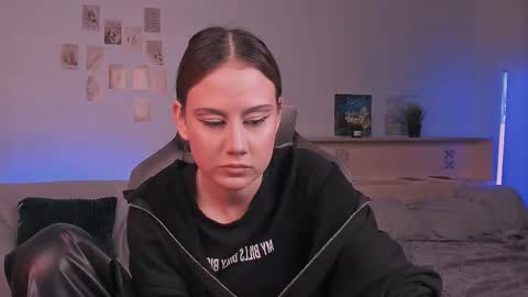 Nikol online show from October 2025 02:06:02 PM