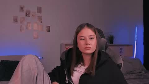 Nikol online show from October 2025 12:50:01 PM