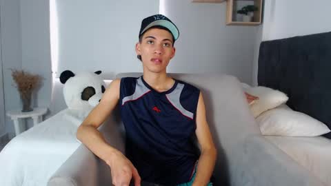 yulian_vasquez online show from March 2025 06:30:01 PM