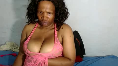 Snapshot of yummytittsxx chatting on December 2025 02:18:01 AM yummytittsxx online show from December 2025 02:18:01 AM