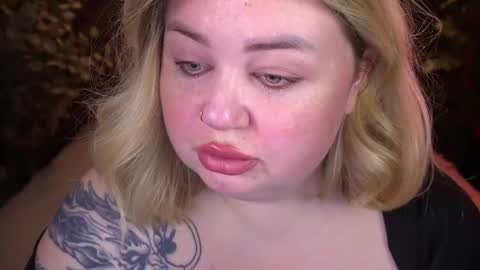 Snapshot of zarareign_ chatting on May 2026 08:04:02 PM Lola online show from May 2026 08:04:02 PM