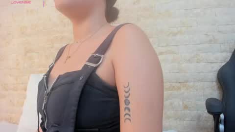 Snapshot of zenda_evans chatting on May 2026 11:48:01 AM Zenda Evans online show from May 2026 11:48:01 AM