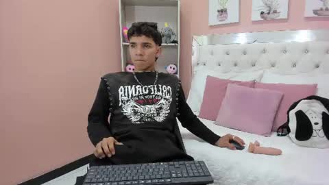 Snapshot of zeus_pire chatting on June 2026 08:09:02 PM Z E U S online show from June 2026 08:09:02 PM