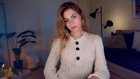 Snapshot of zlicious chatting on December 2024 10:52:01 PM Zara  Join next live  at 5PM EST  online show from December 2024 10:52:01 PM