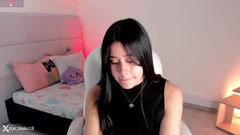 Snapshot of zoe_blake18 chatting on March 2025 04:35:02 PM Zoe online show from March 2025 04:35:02 PM