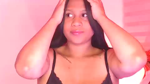 Snapshot of zoe_caroline chatting on October 2025 04:35:01 AM Hola soy Zoe 3 online show from October 2025 04:35:01 AM