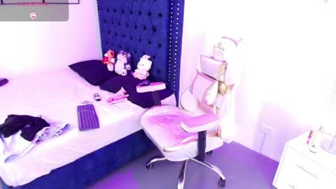 Snapshot of zoe_m00n chatting on May 2026 07:45:02 PM zoe online show from May 2026 07:45:02 PM