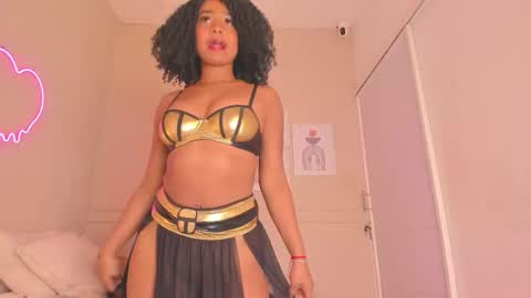 Hi guys i am Zoe  online show from November 2025 12:05:02 PM