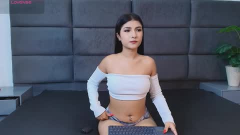 Snapshot of zoee_8 chatting on April 2026 02:32:01 PM ZOE online show from April 2026 02:32:01 PM