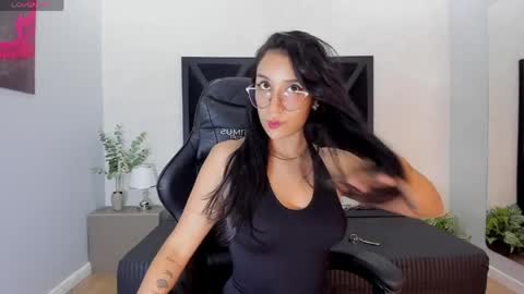 Snapshot of zoee_martins_ chatting on May 2026 05:54:02 PM Zoe 3 online show from May 2026 05:54:02 PM