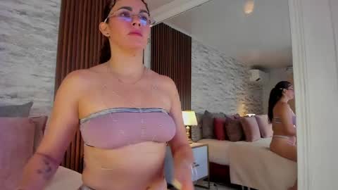 Snapshot of zoehiltonx chatting on May 2026 01:30:01 PM zoehiltonx online show from May 2026 01:30:01 PM