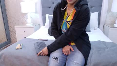 Zoe Krug online show from October 2025 01:10:01 PM