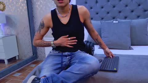 Zoe Krug online show from November 2025 11:43:02 AM