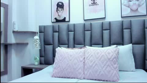 Zoe Krug online show from April 2026 12:06:01 PM