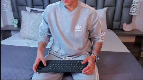 Zoe Krug online show from April 2026 12:33:01 PM