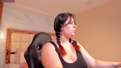 Snapshot of zoes_mile chatting on April 2026 11:37:01 AM Zoes online show from April 2026 11:37:01 AM