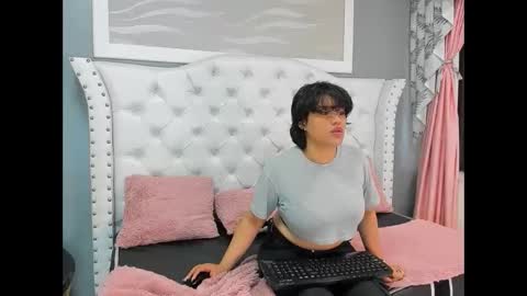 Snapshot of zol_lewis chatting on April 2026 01:07:01 PM Zol online show from April 2026 01:07:01 PM