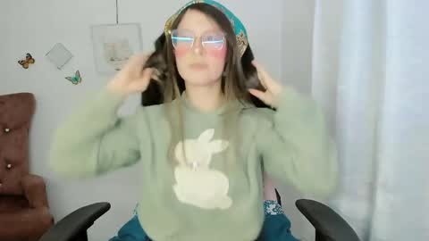 Snapshot of zooeybelair chatting on April 2026 04:27:01 AM Alicie online show from April 2026 04:27:01 AM