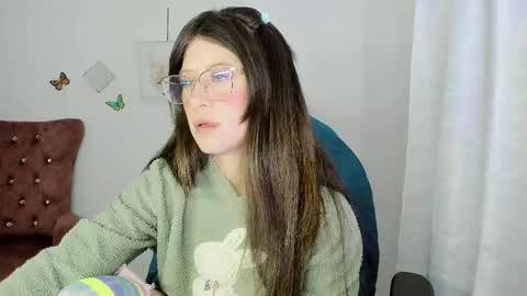 Snapshot of zooeybelair chatting on May 2026 06:29:01 AM Alicie online show from May 2026 06:29:01 AM