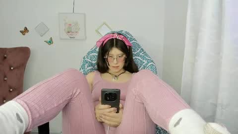 Snapshot of zooeybelair chatting on May 2026 05:16:01 AM Alicie online show from May 2026 05:16:01 AM
