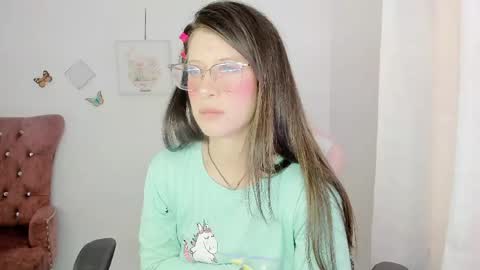 Snapshot of zooeybelair chatting on May 2026 04:13:02 PM Alicie online show from May 2026 04:13:02 PM