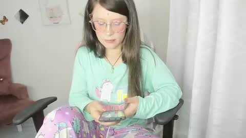 Snapshot of zooeybelair chatting on June 2026 05:28:02 AM Alicie online show from June 2026 05:28:02 AM