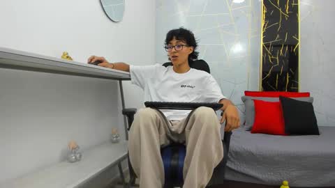     online show from November 2025 07:58:01 PM