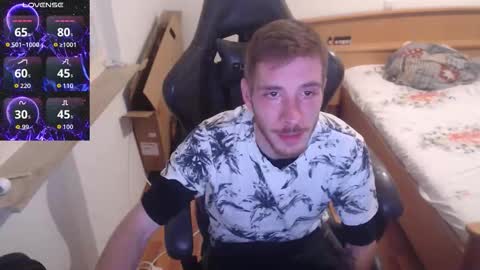 Snapshot of zuzmosfokafasz chatting on November 2025 10:10:01 PM Zuzmoe online show from November 2025 10:10:01 PM