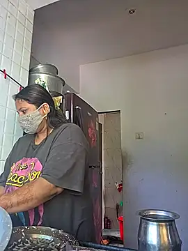 Snapshot of MOM-SUN-COUPLE chatting on October 2025 08:58:01 AM MOM-SUN-COUPLE online show from October 2025 08:58:01 AM