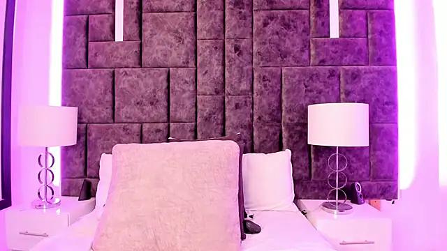 Snapshot of Petit-Rosse chatting on February 2025 08:35:02 PM Petit-Rosse online show from February 2025 08:35:02 PM