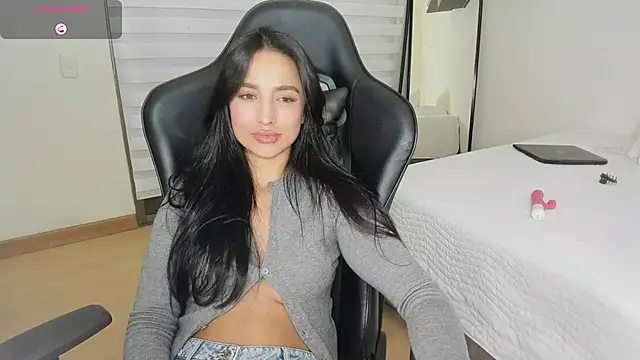 EvaMoet online show from February 2026 05:00:02 AM