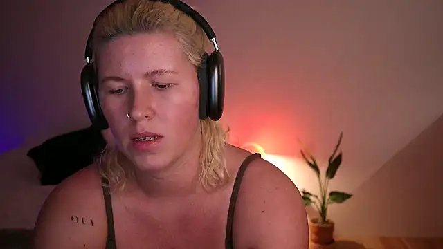 moonamii online show from January 2025 08:46:02 PM