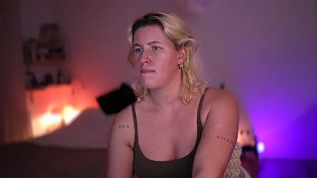 moonamii online show from February 2025 07:03:01 PM