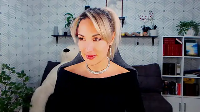 MillaXQueen online show from October 2025 03:47:02 PM
