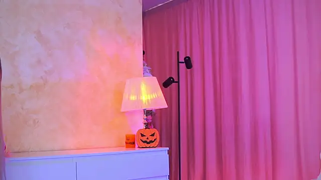 Snapshot of ArtTeasee chatting on November 2025 09:32:02 AM ArtTeasee online show from November 2025 09:32:02 AM