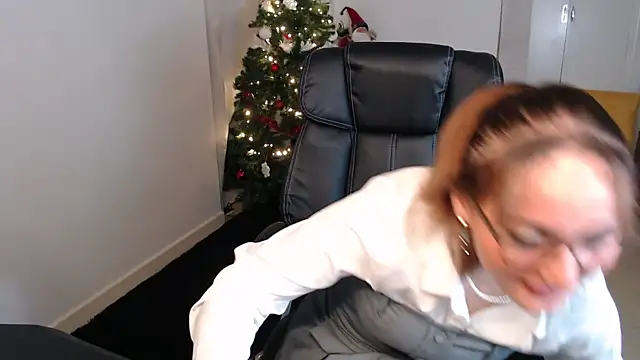 Crystal-dreamt online show from November 2025 09:19:02 AM