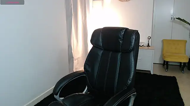 Crystal-dreamt online show from April 2026 09:18:01 AM