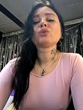 Snapshot of KikiXRed chatting on April 2026 04:39:01 AM KikiXRed online show from April 2026 04:39:01 AM