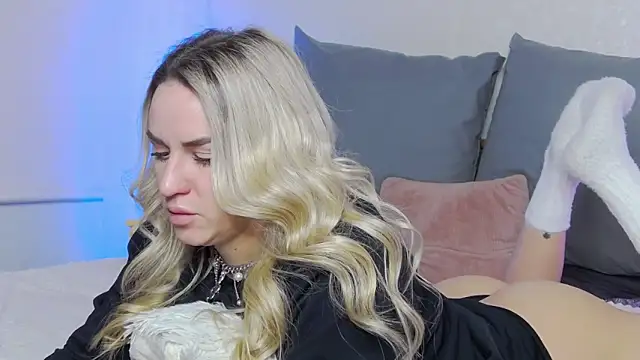 SofiJames online show from March 2025 06:19:02 AM