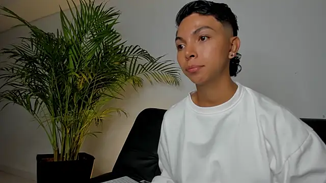 xhenisa  online show from February 2026 09:46:02 PM